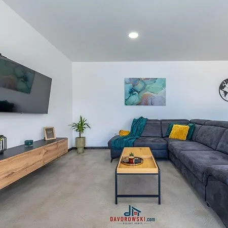 Aura Comfortable Vila