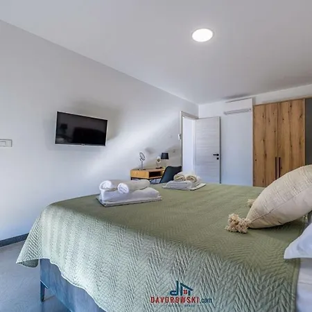 Aura Comfortable Vila Pula