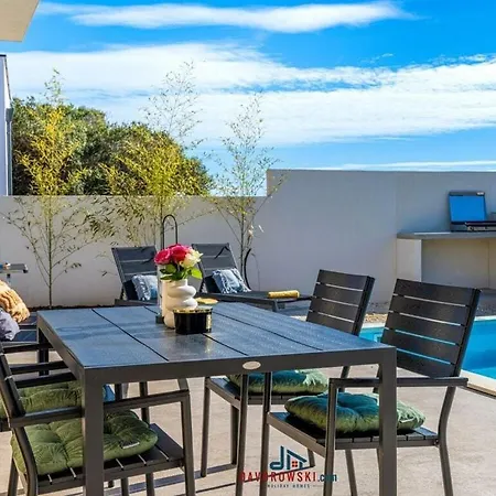 Aura Comfortable Vila